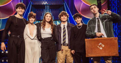 Copertina di Sanremo 2026, ecco i sei finalisti per Sanremo Giovani. Trionfano i talent con “Amici di Maria De Filippi” (Filippucci, Senza Cri, Antonia) e “X Factor” (Bove)