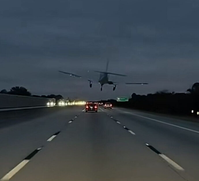 L’aereo atterra d’emergenza in autostrada e colpisce una vettura: il pilota e l’automobilista incredibilmente illesi. Le immagini dello schianto