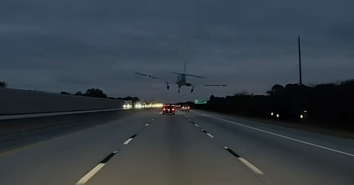L’aereo atterra d’emergenza in autostrada e colpisce una vettura: il pilota e l’automobilista incredibilmente illesi. Le immagini dello schianto L’aereo atterra d’emergenza in autostrada e colpisce una vettura: il pilota e l’automobilista incredibilmente illesi. Le immagini dello schianto