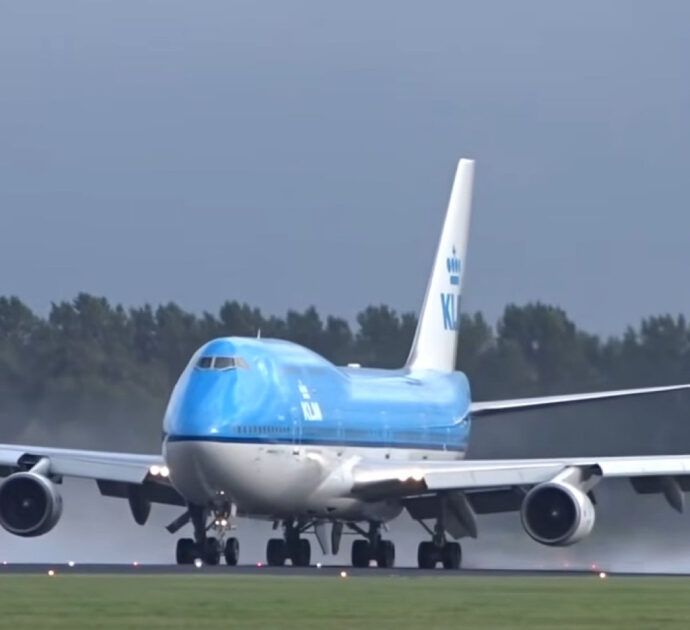 Forte odore di bruciato in cabina, il pilota lancia l’allarme “squawk 7700”: volo Londra-San Francisco costretto all’atterraggio d’emergenza