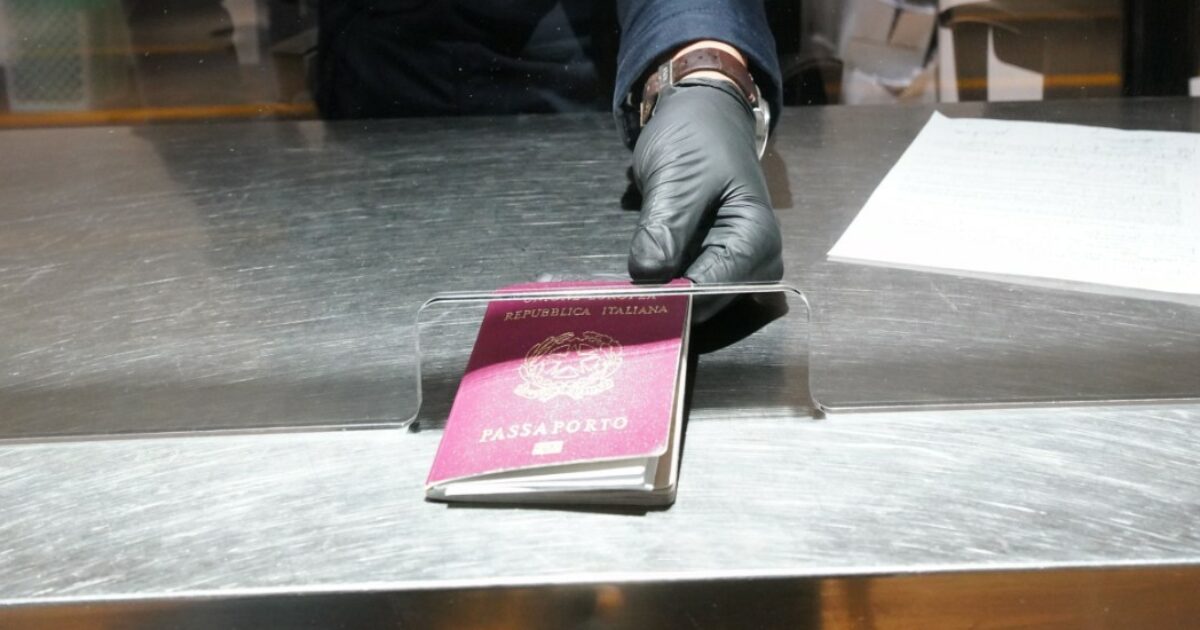 Per entrare negli Usa bisognerà mostrare l’attività sui social degli ultimi 5 anni. E vale anche per i turisti italiani Per entrare negli Usa bisognerà mostrare l’attività sui social degli ultimi 5 anni. E vale anche per i turisti italiani