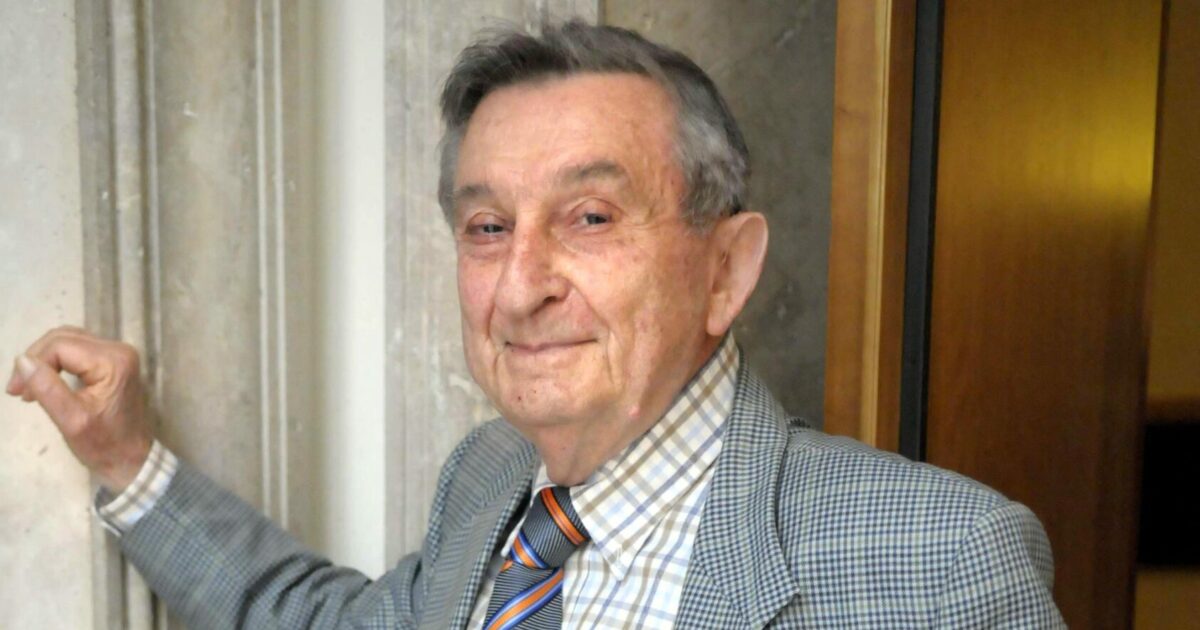 Sergio Flamigni è morto a 100 anni: partigiano, parlamentare Pci e studioso del caso Moro Sergio Flamigni è morto a 100 anni: partigiano, parlamentare Pci e studioso del caso Moro