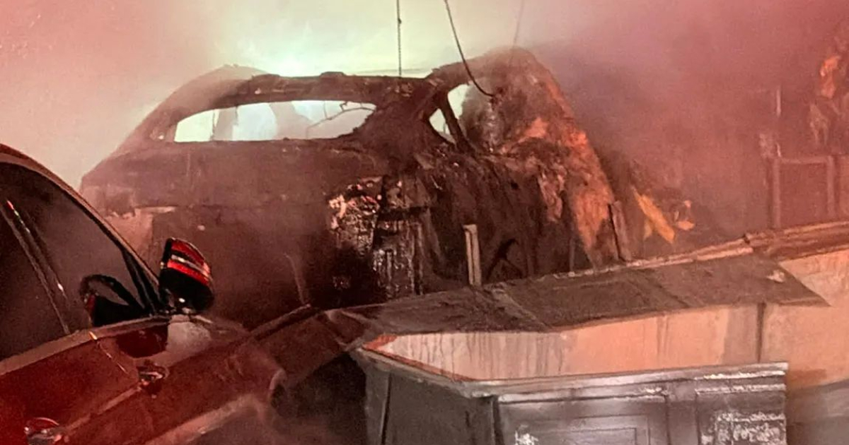 “La mia Tesla ha preso fuoco mentre era in garage e l’incendio ha distrutto tutta la nostra casa. Dio mi ha svegliato in tempo, la sua mano ci ha salvato la vita”: la storia di Mina Raky “La mia Tesla ha preso fuoco mentre era in garage e l’incendio ha distrutto tutta la nostra casa. Dio mi ha svegliato in tempo, la sua mano ci ha salvato la vita”: la storia di Mina Raky