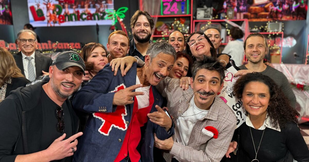 “A un certo punto canto ‘puoi liberarti’ e fu presa per la pubblicità di un lassativo! Era la mia canzone ‘Puoi’ uscita nel 1993”: lo rivela Fiorello “A un certo punto canto ‘puoi liberarti’ e fu presa per la pubblicità di un lassativo! Era la mia canzone ‘Puoi’ uscita nel 1993”: lo rivela Fiorello