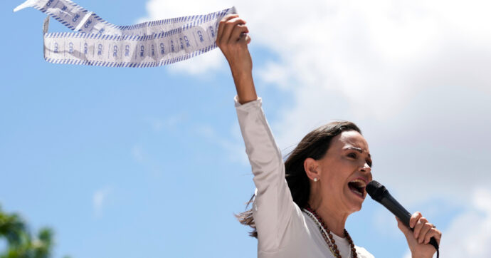 Nobel per la Pace, Maria Corina Machado non ritira il premio a Oslo: “Non si sa dove sia”. Al suo posto la figlia