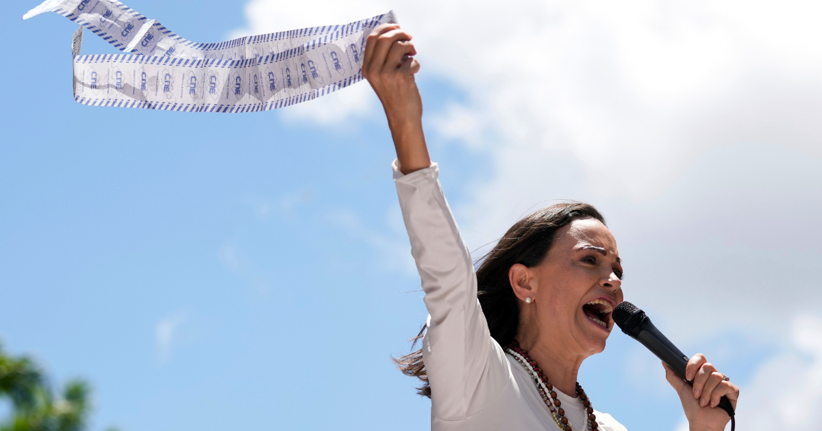 Nobel per la Pace, Maria Corina Machado non ritira il premio a Oslo: “Non si sa dove sia”. Al suo posto la figlia