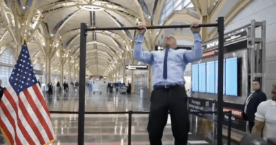 Copertina di La sfida del segretario americano Robert Kennedy Jr. : venti trazioni in giacca e cravatta all’aeroporto di Washington