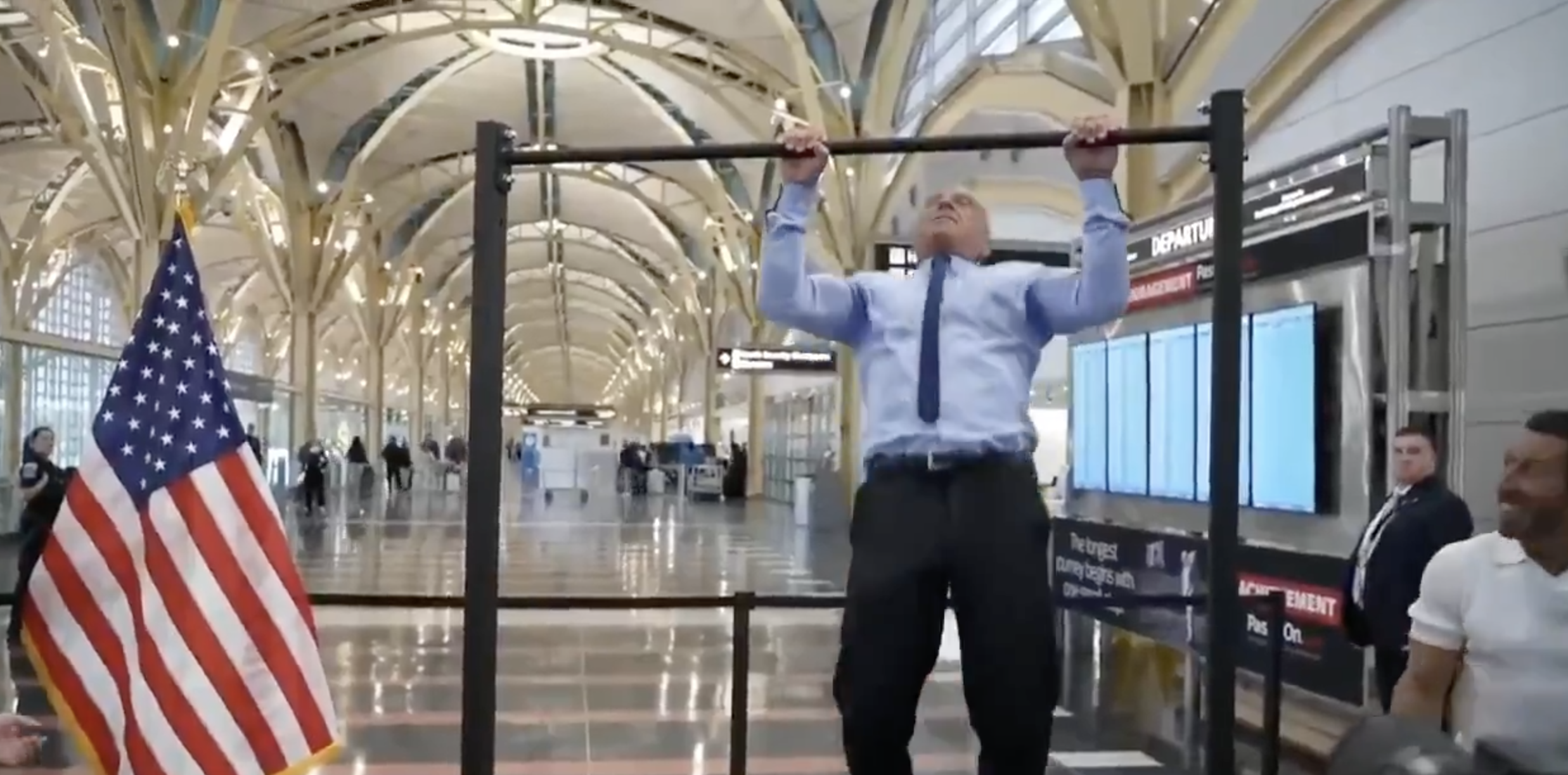 La sfida del segretario americano Robert Kennedy Jr. : venti trazioni in giacca e cravatta all’aeroporto di Washington La sfida del segretario americano Robert Kennedy Jr. : venti trazioni in giacca e cravatta all’aeroporto di Washington