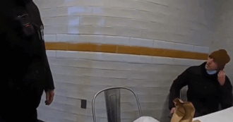 Copertina di Il momento dell’arresto di Luigi Mangione in un Mc Donald’s in Pennsylvania: il video diffuso dalla polizia