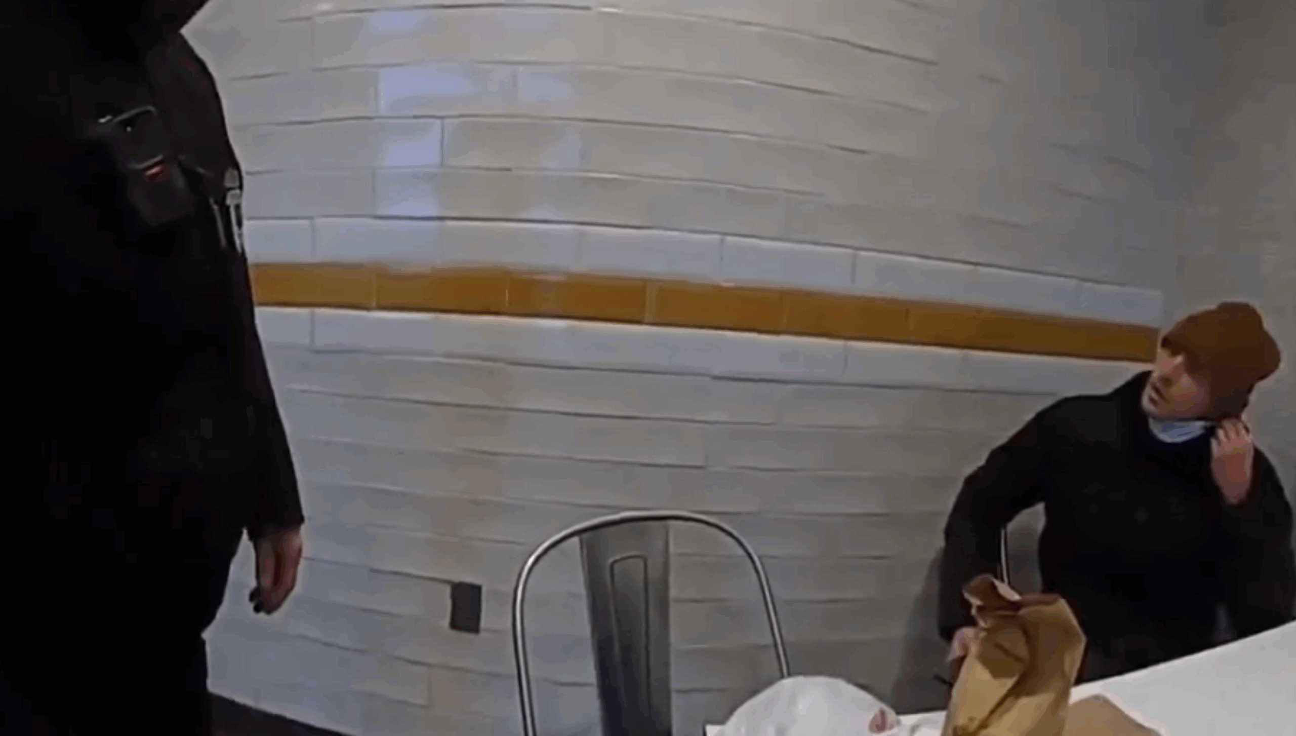 Il momento dell’arresto di Luigi Mangione in un Mc Donals’s in Pennsylvania: il video diffuso dalla polizia Il momento dell’arresto di Luigi Mangione in un Mc Donals’s in Pennsylvania: il video diffuso dalla polizia