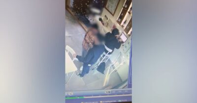 Copertina di Il professore Orsini derubato in un bar in centro a Roma: il furto ripreso dalle telecamere