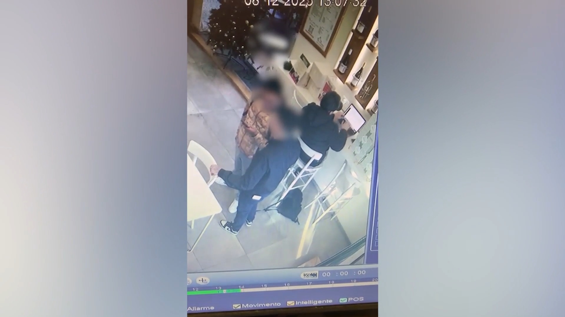 il professore orsini derubato in un bar in centro a roma il furto ripreso dalle telecamere da Ilfattoquotidiano.it il professore orsini derubato in un bar in centro a roma il furto ripreso dalle telecamere