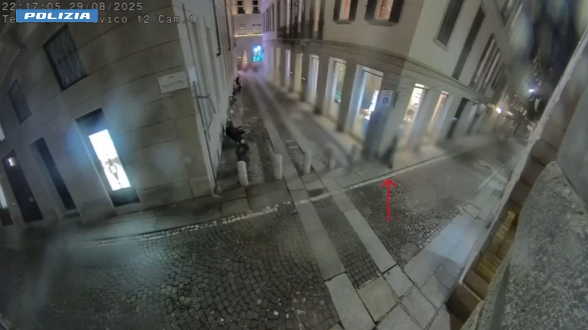 Lo aggrediscono e gli rubano l’orologio da 25mila euro in centro a Milano: quattro giovani in carcere – Video Lo aggrediscono e gli rubano l’orologio da 25mila euro in centro a Milano: quattro giovani in carcere – Video