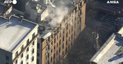 Copertina di Incendio devasta edificio di sei piani a New York: il video dall’alto da Manhattan