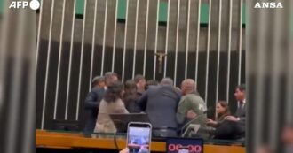 Copertina di Il Parlamento brasiliano approva la legge che riduce la pena a Bolsonaro: il video della tensione tra deputati