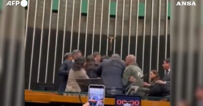 Copertina di Il Parlamento brasiliano approva la legge che riduce la pena a Bolsonaro: il video della tensione tra deputati