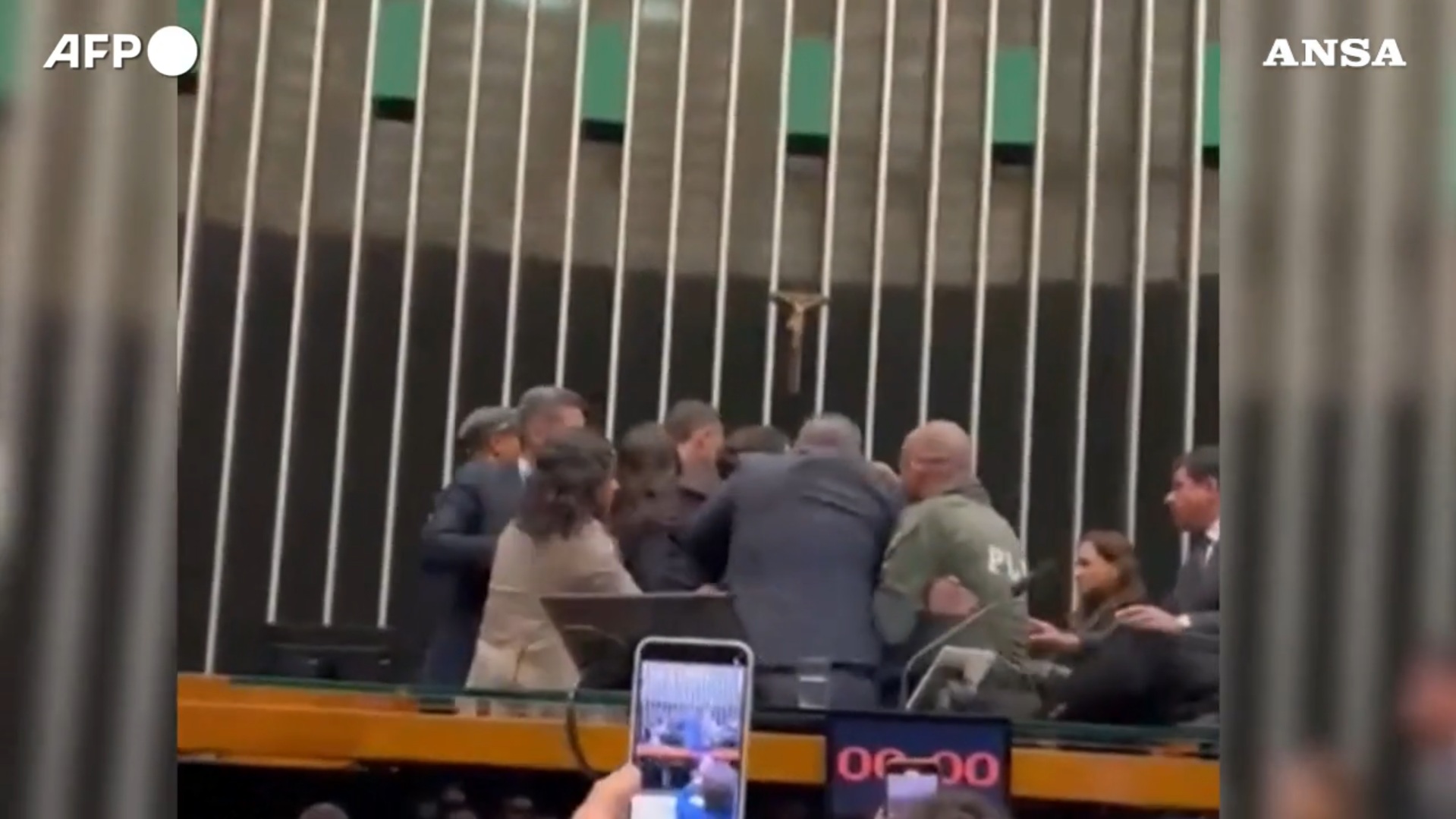 Il Parlamento brasiliano approva la legge che riduce la pena a Bolsonaro: il video della tensione tra deputati Il Parlamento brasiliano approva la legge che riduce la pena a Bolsonaro: il video della tensione tra deputati