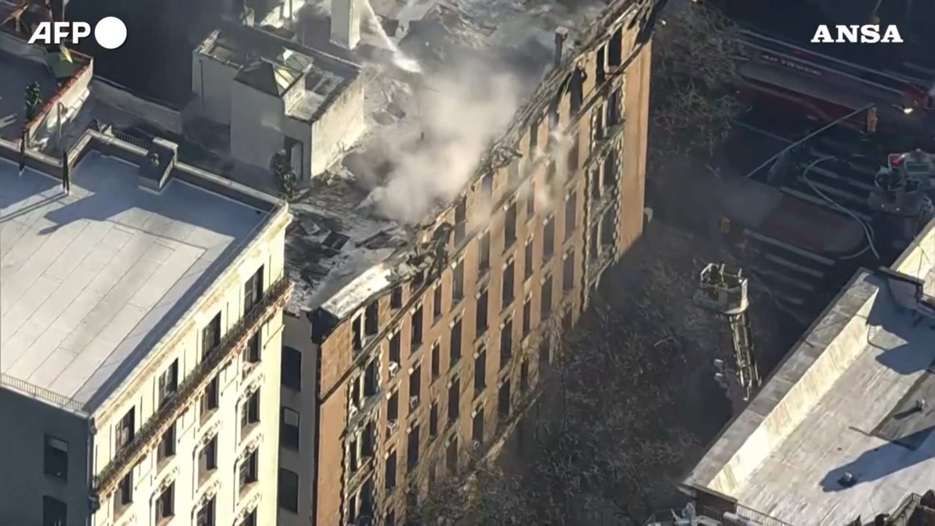 Incendio devasta edificio di sei piani a New York: il video dall’alto da Manhattan