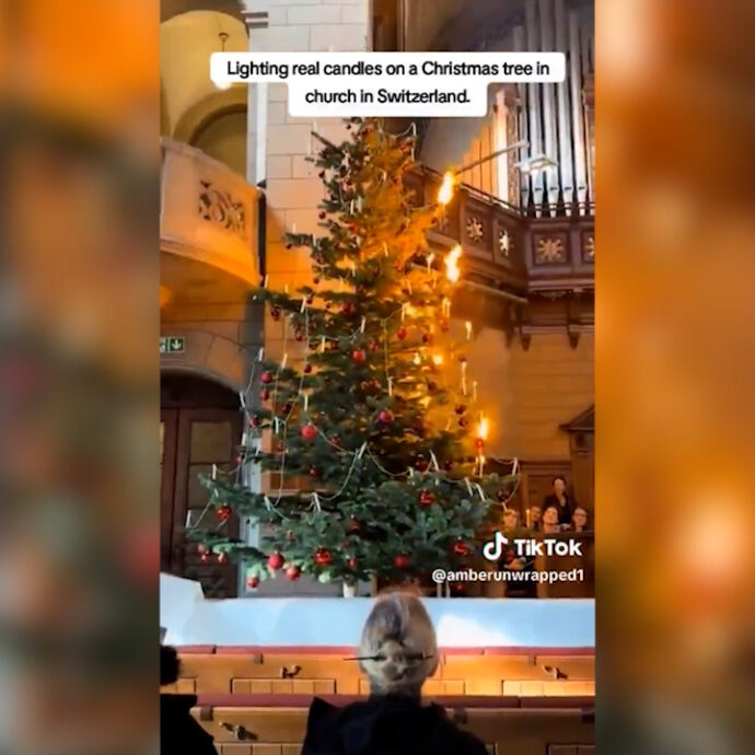 L’abete sembra prendere fuoco, poi la magia: la surreale accensione delle candele sull’albero di Natale – Video