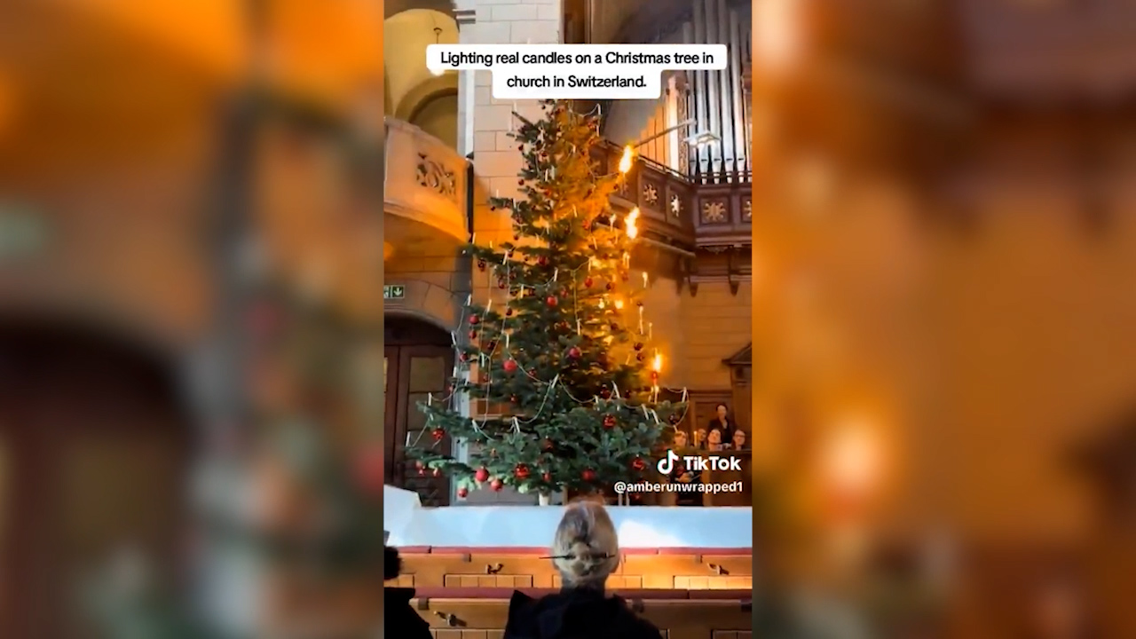 l8217abete sembra prendere fuoco poi la magia la surreale accensione delle candele sull8217albero di natale 8211 video da Ilfattoquotidiano.it l8217abete sembra prendere fuoco poi la magia la surreale accensione delle candele sull8217albero di natale 8211 video