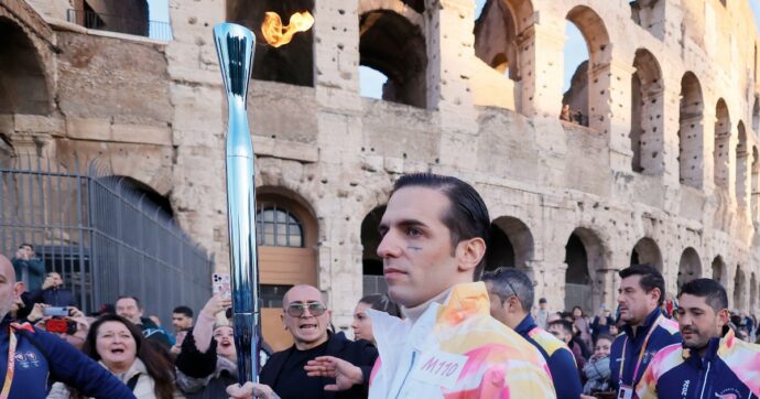 Milano-Cortina, prima vip e amici degli amici: il viaggio della fiamma olimpica è un carrozzone, i veri sportivi in secondo piano