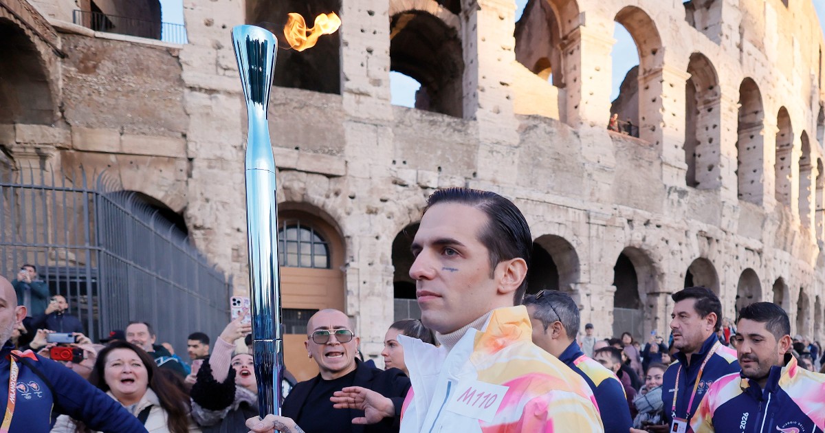 Milano Cortina, prima vip e amici degli amici: il viaggio della fiamma olimpica è un carrozzone, i veri sportivi in secondo piano Milano Cortina, prima vip e amici degli amici: il viaggio della fiamma olimpica è un carrozzone, i veri sportivi in secondo piano