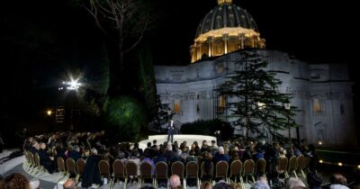 Copertina di “Mi sono innamorato di Pietro. A lui il compito più grande mai dato: aprire o chiudere le porte del Paradiso”: Roberto Benigni con un monologo in Vaticano per Rai Uno