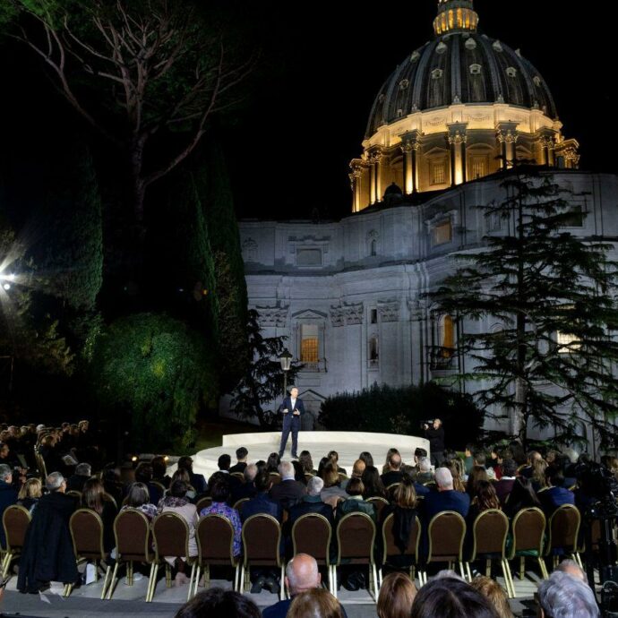 “Mi sono innamorato di Pietro. A lui il compito più grande mai dato: aprire o chiudere le porte del Paradiso”: Roberto Benigni con un monologo in Vaticano per Rai Uno