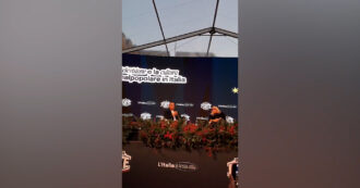 Copertina di “Sono preoccupato, poche polemiche su Sanremo quest’anno”: cos’ha detto Carlo Conti sul palco di Atreju