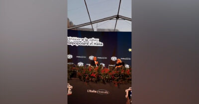 Copertina di “Sono preoccupato, poche polemiche su Sanremo quest’anno”: cos’ha detto Carlo Conti sul palco di Atreju