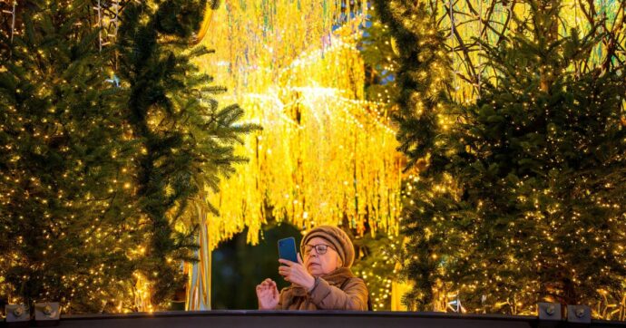 Le luci delle città nascondono, complici, le tenebre del mondo