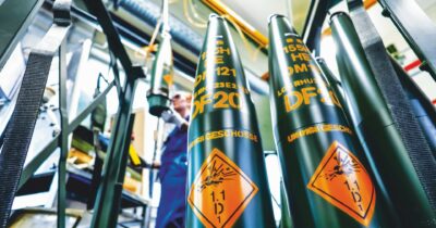 Copertina di Il riarmo sotto l’albero: droni, navi e missili per 4,3 miliardi