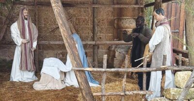 Copertina di Si finge una statua del presepe, il sindaco lo scopre: “Latitante”