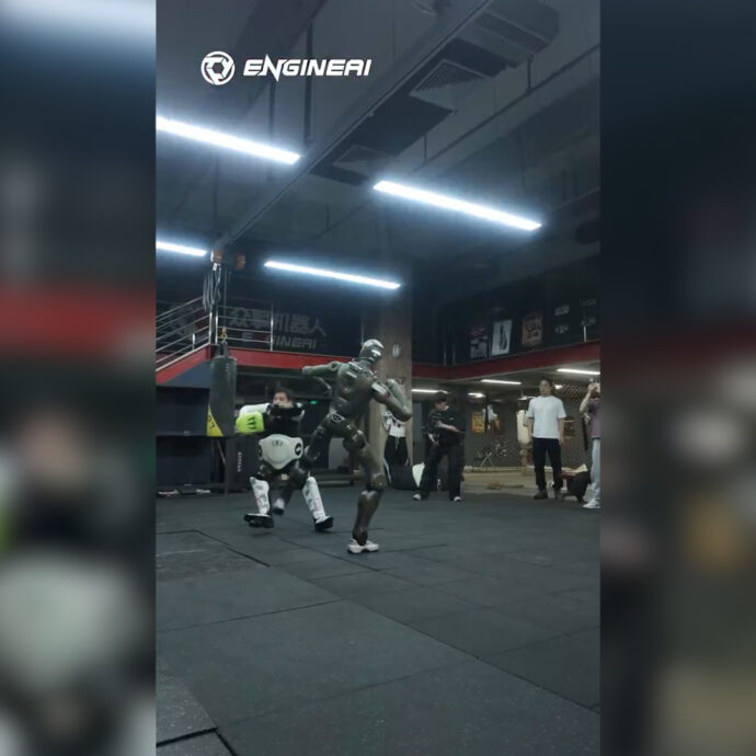 L’uomo e il robot si sfidano sul ring: il combattimento tra l’umanoide e il Ceo diventa virale