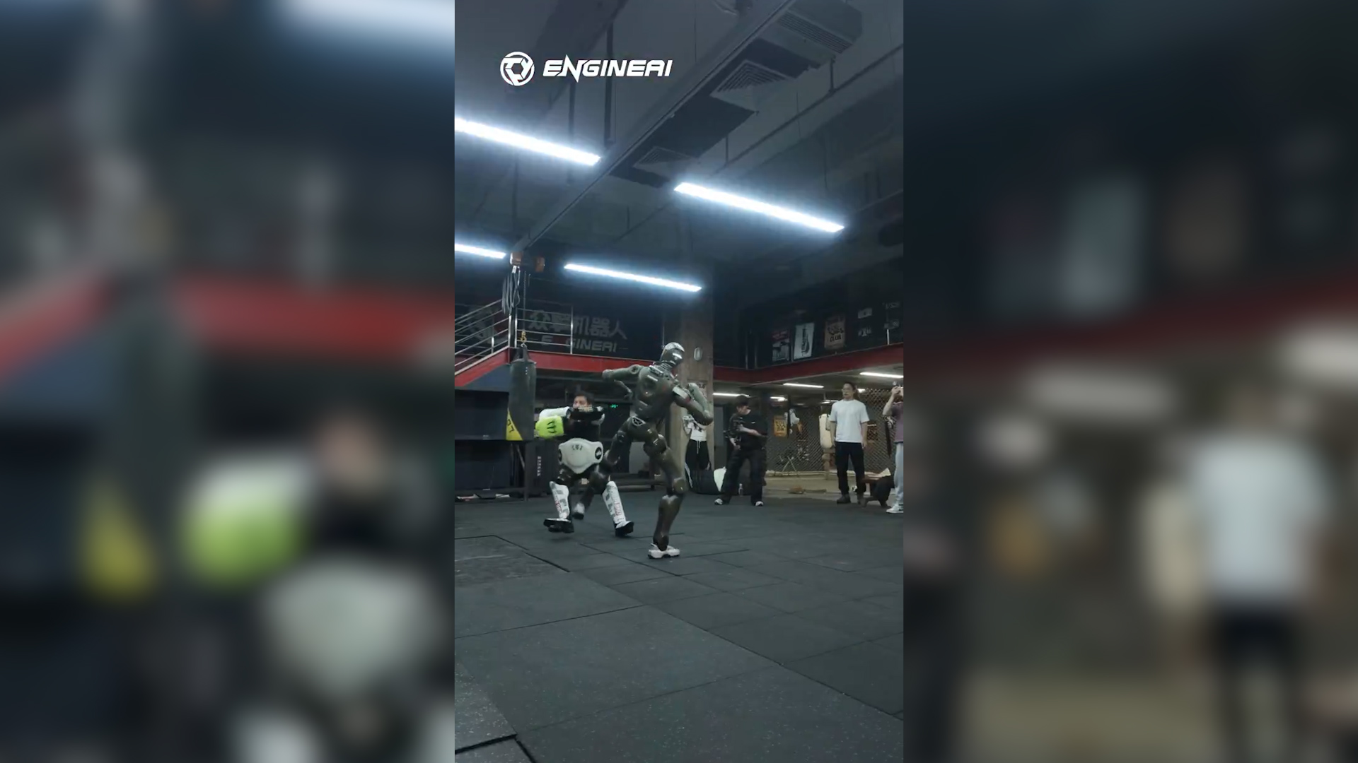 L’uomo e il robot si sfidano sul ring: il combattimento tra l’umanoide e il Ceo diventa virale L’uomo e il robot si sfidano sul ring: il combattimento tra l’umanoide e il Ceo diventa virale