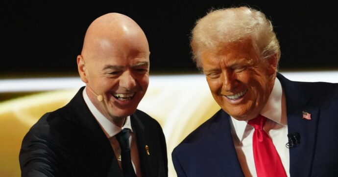 Il comitato etico della Fifa indaga sul presidente Infantino per i rapporti con Trump: “Violazione del dovere di neutralità”