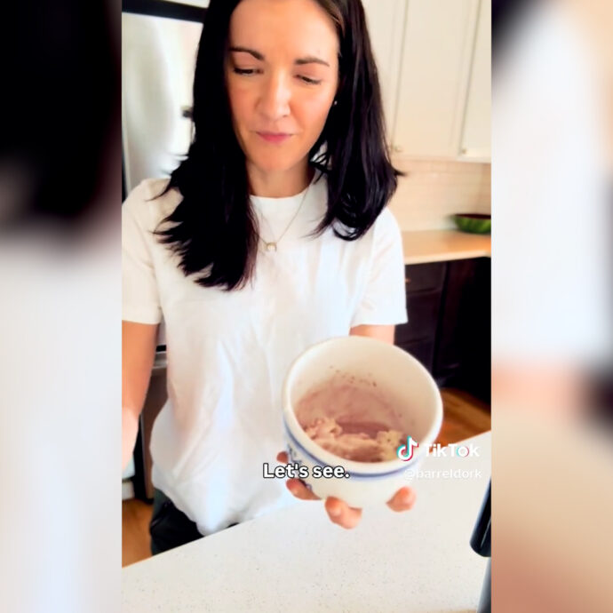 “È disgustoso”: il nuovo “cocktail” per le feste a base di gelato alla vaniglia e vino rosso fa discutere