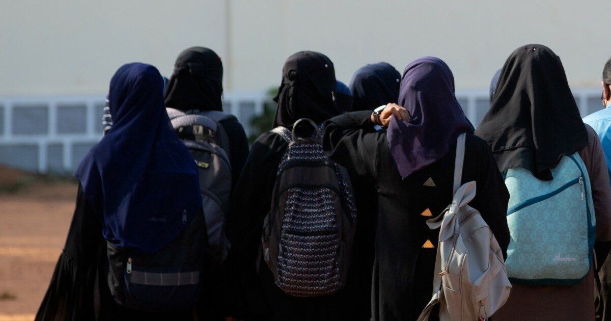 Austria, il parlamento approva il divieto per le ragazze sotto i 14 anni di indossare l’hijab a scuola Austria, il parlamento approva il divieto per le ragazze sotto i 14 anni di indossare l’hijab a scuola