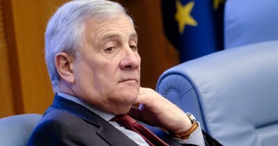 Copertina di Forza Italia, Tajani replica a Pier Silvio Berlusconi: “Il rinnovamento è in corso, siamo un partito con le porte aperte”