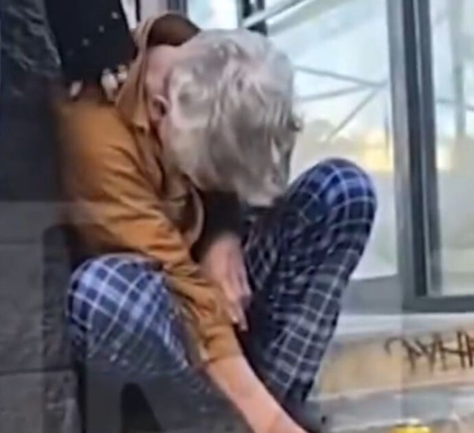 L’attore Andy Dick trovato a terra in mezzo alla strada privo di sensi: “È vivo solo grazie alla prontezza di alcuni passanti”