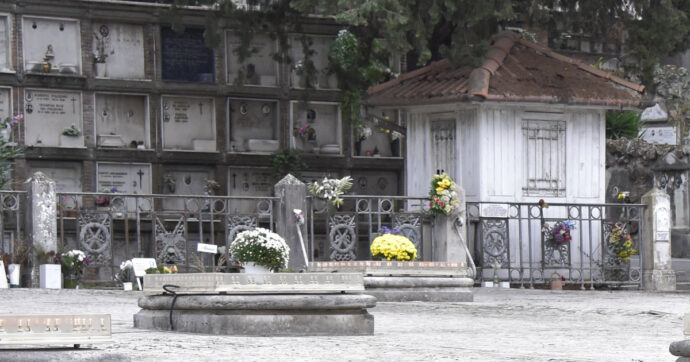 Modena, i senza fissa dimora dormono nei loculi vuoti del cimitero di San Cataldo