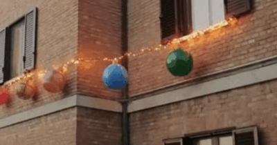 Copertina di Appendono 5 palle al balcone come addobbo di Natale, i vicini li denunciano in tribunale: “Sembrano più addobbi da compleanno che natalizi”
