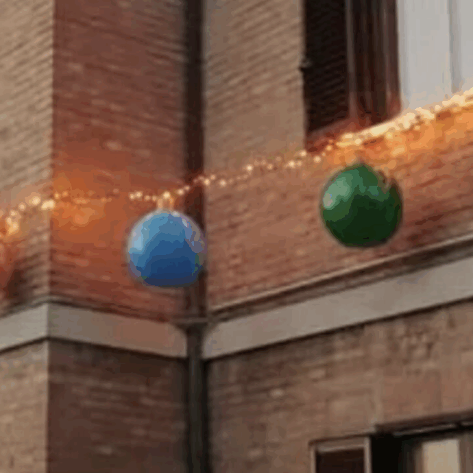 Appendono 5 palle al balcone come addobbo di Natale, i vicini li denunciano in tribunale: “Sembrano più addobbi da compleanno che natalizi”