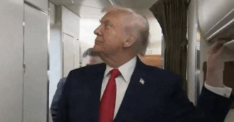 Copertina di “C’è qualcuno lì dentro? Vieni fuori”: la porta del bagno dell’Air Force One si apre da sola, Trump aveva intrappolato dentro una persona