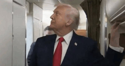 Copertina di “C’è qualcuno lì dentro? Vieni fuori”: la porta del bagno dell’Air Force One si apre da sola, Trump aveva intrappolato dentro una persona