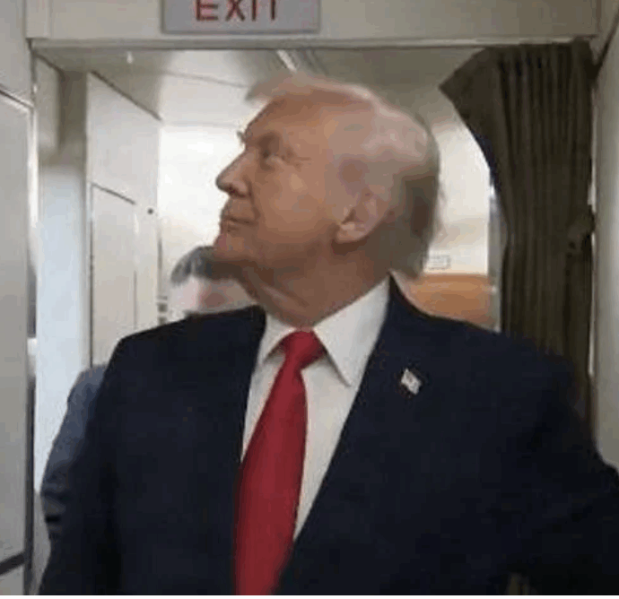 “C’è qualcuno lì dentro? Vieni fuori”: la porta del bagno dell’Air Force One si apre da sola, Trump aveva intrappolato dentro una persona