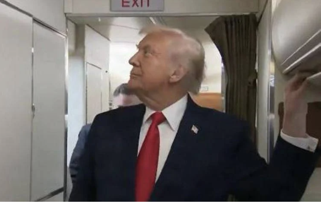 “C’è qualcuno lì dentro? Vieni fuori”: la porta del bagno dell’Air Force One si apre da sola, Trump aveva intrappolato dentro una persona “C’è qualcuno lì dentro? Vieni fuori”: la porta del bagno dell’Air Force One si apre da sola, Trump aveva intrappolato dentro una persona