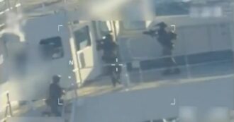 Elicotteri militari e fucili spianati: così i soldati Usa hanno sequestrato la petroliera al largo del Venezuela. Il video