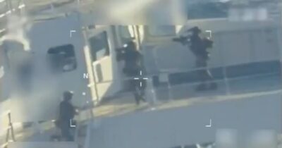 Copertina di Elicotteri militari e fucili spianati: così i soldati Usa hanno sequestrato la petroliera al largo del Venezuela. Il video