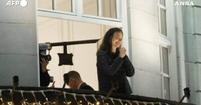 Copertina di Nobel per la Pace, Machado appare in pubblico dopo 11 mesi: il saluto dall’hotel a Oslo e l’abbraccio coi sostenitori – Video